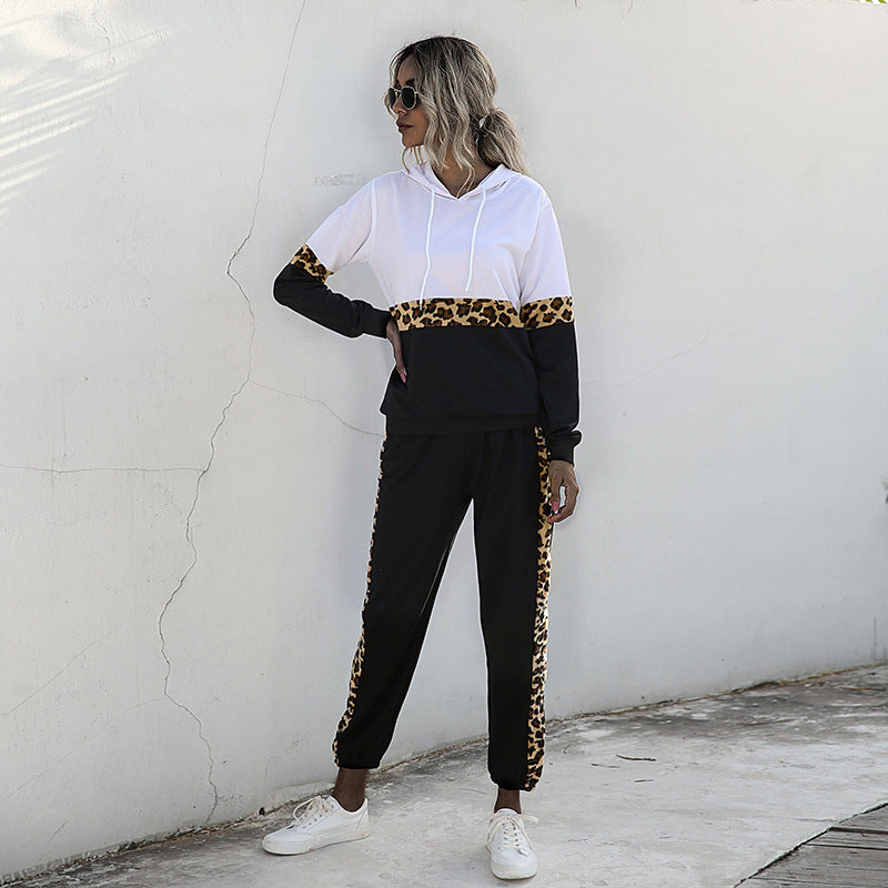 Damen Zweiteiliges Jogging-Set mit Kapuzenpullover und Leoprint-Seiteneinsätzen Echoarchiv