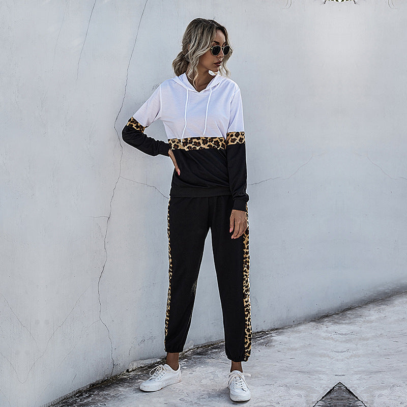 Damen Zweiteiliges Jogging-Set mit Kapuzenpullover und Leoprint-Seiteneinsätzen Echoarchiv