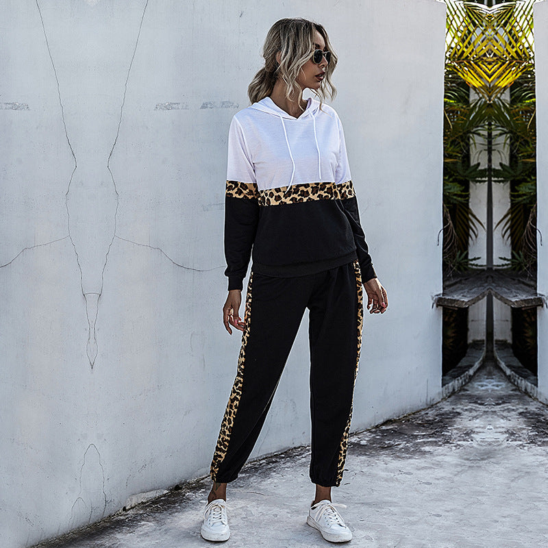 Damen Zweiteiliges Jogging-Set mit Kapuzenpullover und Leoprint-Seiteneinsätzen Echoarchiv