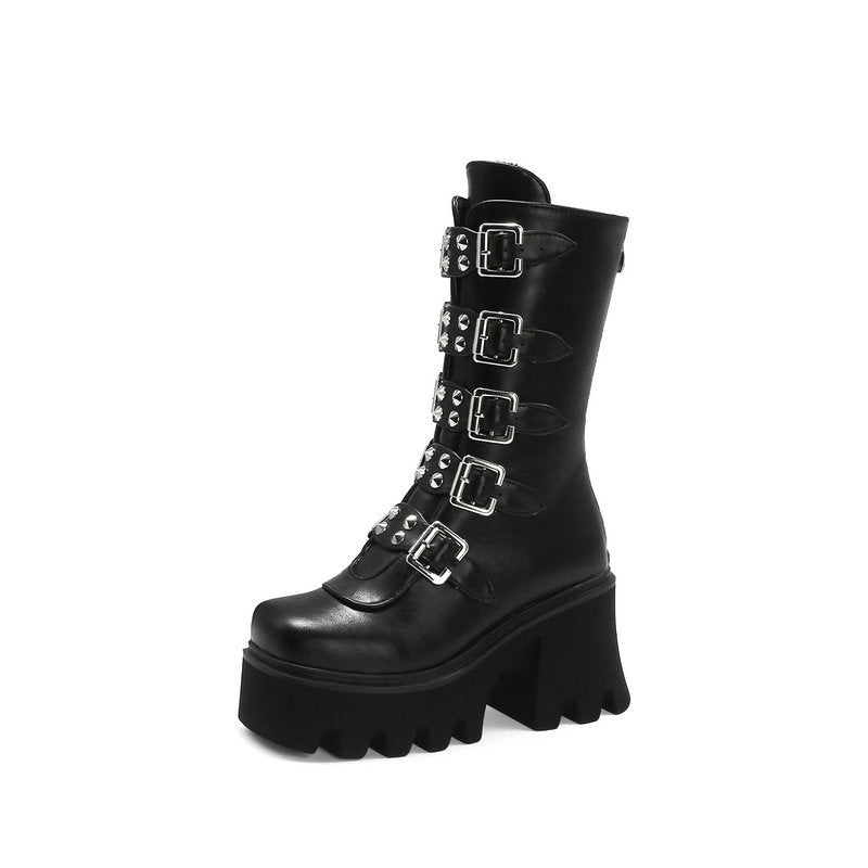 Damen Schaftstiefel mit Plateau, Mehrfachschnallen, Spikes und robuster Lugsohle Echoarchiv