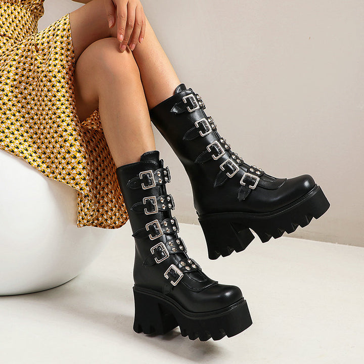Damen Schaftstiefel mit Plateau, Mehrfachschnallen, Spikes und robuster Lugsohle Echoarchiv