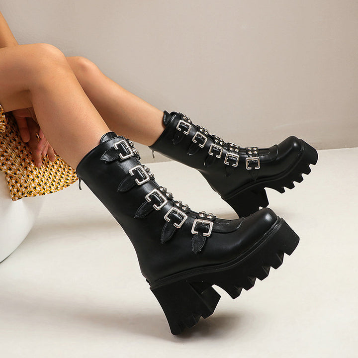 Damen Schaftstiefel mit Plateau, Mehrfachschnallen, Spikes und robuster Lugsohle Echoarchiv