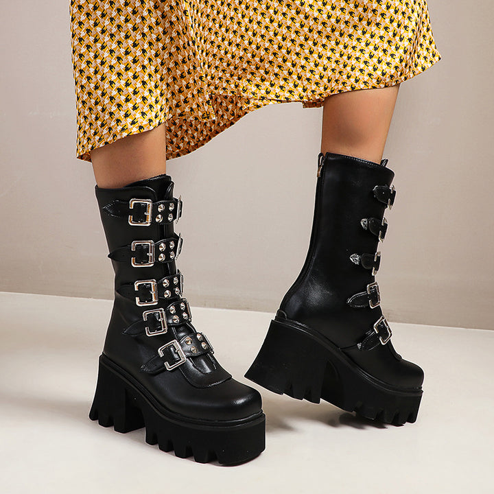 Damen Schaftstiefel mit Plateau, Mehrfachschnallen, Spikes und robuster Lugsohle Echoarchiv