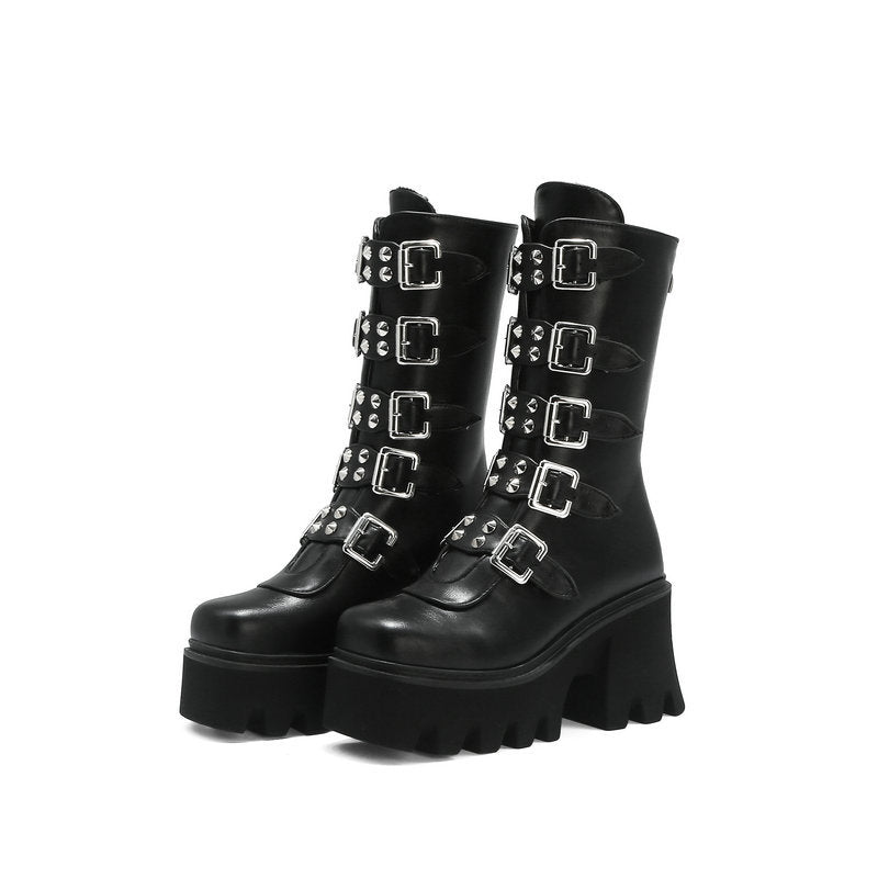 Damen Schaftstiefel mit Plateau, Mehrfachschnallen, Spikes und robuster Lugsohle Echoarchiv
