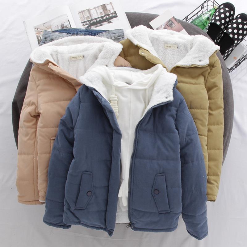 Damen gesteppte Kapuzen-Kurzjacke mit Teddyfutter, verdecktem Reißverschluss und aufgesetzten Pattentaschen – Célinea
