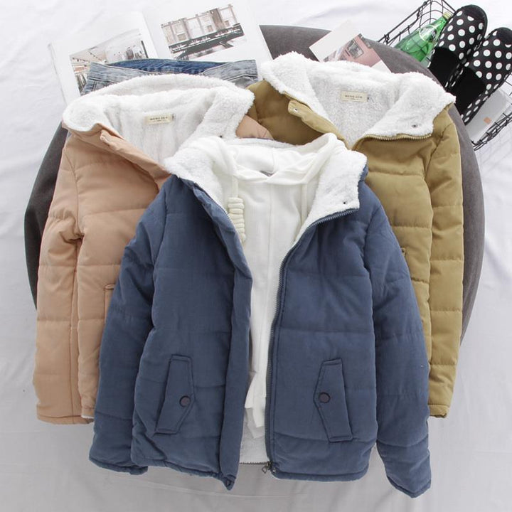 Damen gesteppte Kapuzen-Kurzjacke mit Teddyfutter, verdecktem Reißverschluss und aufgesetzten Pattentaschen – Célinea