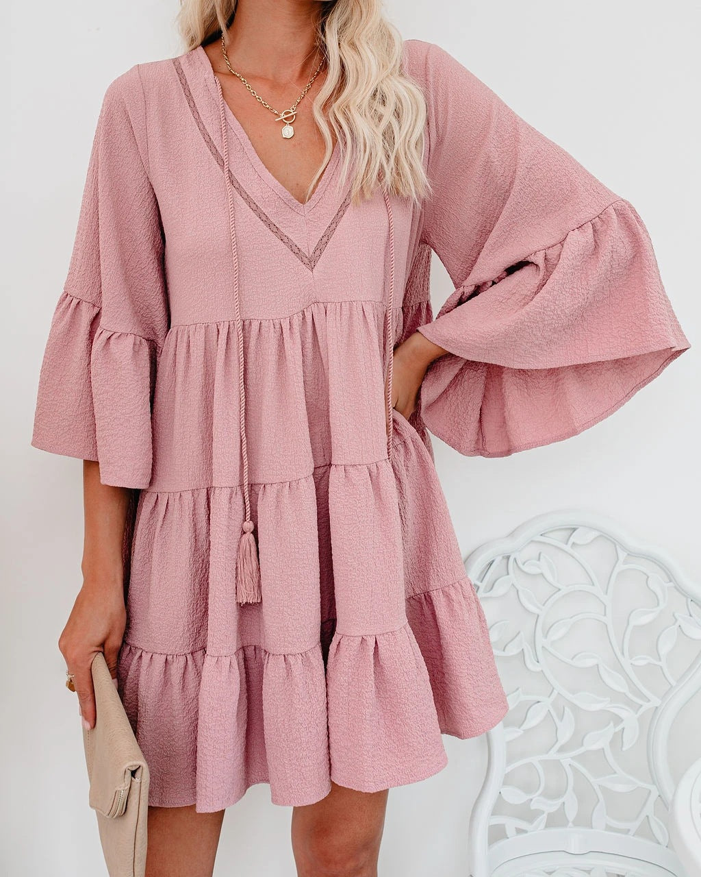 Damen Gestuftes Volantkleid mit V‑Ausschnitt, Quastenband und Glockenärmeln – Élara