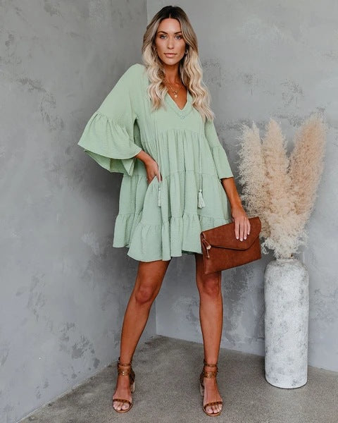 Damen Gestuftes Volantkleid mit V‑Ausschnitt, Quastenband und Glockenärmeln – Élara