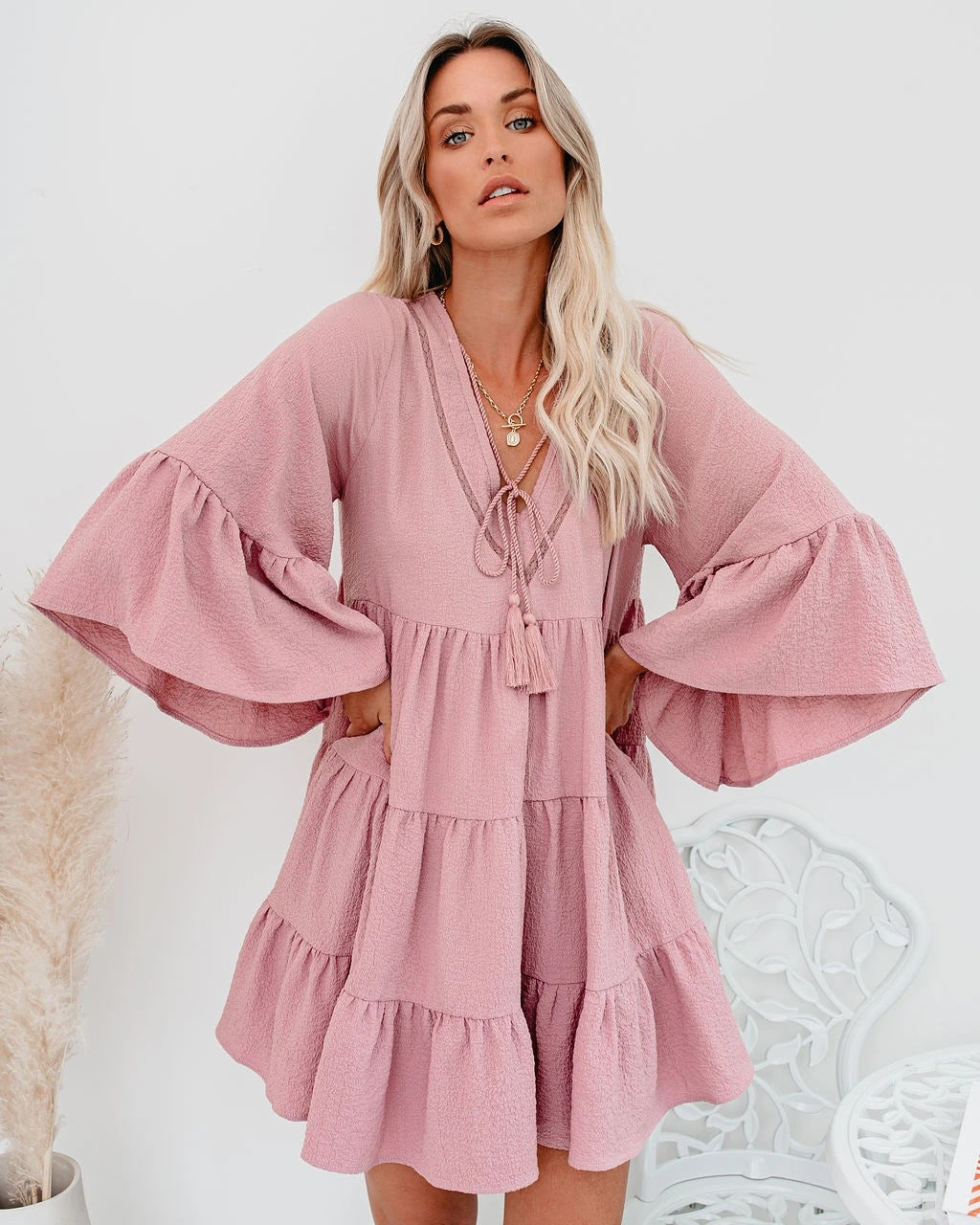 Damen Gestuftes Volantkleid mit V‑Ausschnitt, Quastenband und Glockenärmeln – Élara