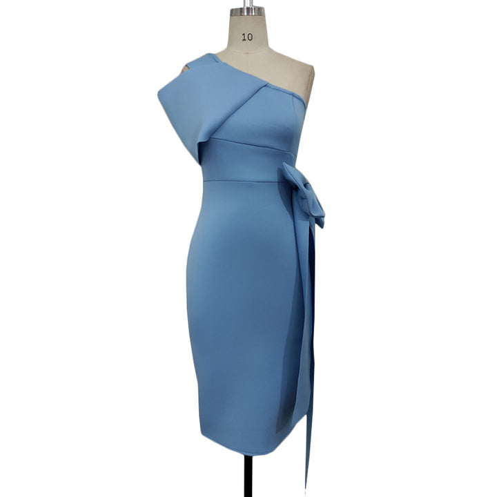 Damen figurbetontes Abendkleid mit asymmetrischem Ausschnitt und voluminösem Schleifenakzent Echo Archiv