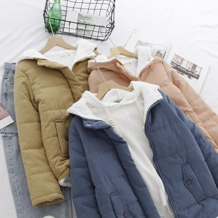 Damen gesteppte Kapuzen-Kurzjacke mit Teddyfutter, verdecktem Reißverschluss und aufgesetzten Pattentaschen – Célinea