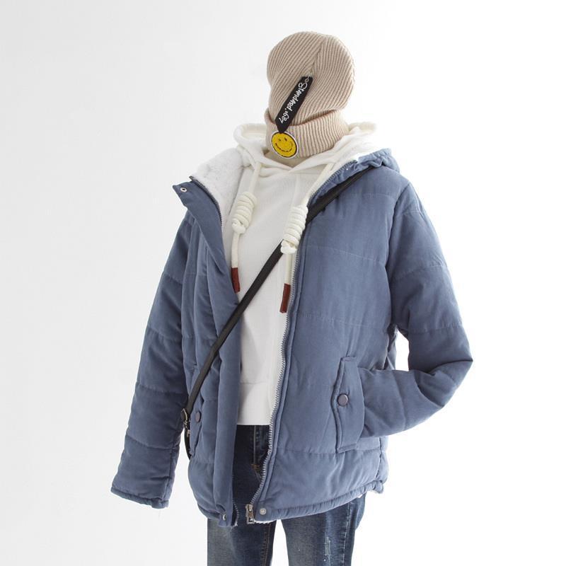 Damen gesteppte Kapuzen-Kurzjacke mit Teddyfutter, verdecktem Reißverschluss und aufgesetzten Pattentaschen – Célinea