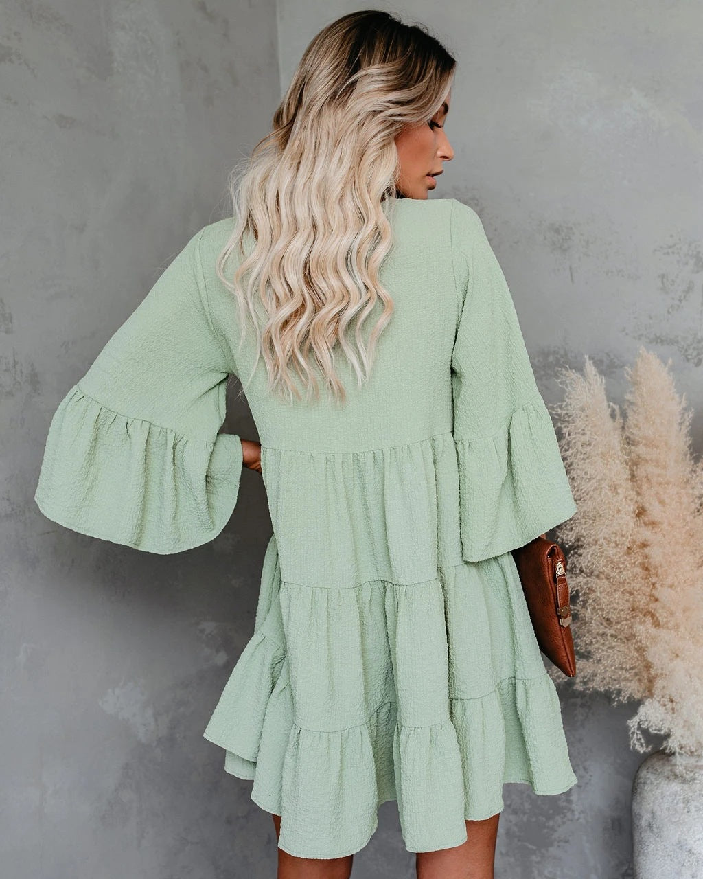 Damen Gestuftes Volantkleid mit V‑Ausschnitt, Quastenband und Glockenärmeln – Élara