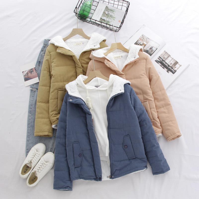 Damen gesteppte Kapuzen-Kurzjacke mit Teddyfutter, verdecktem Reißverschluss und aufgesetzten Pattentaschen – Célinea