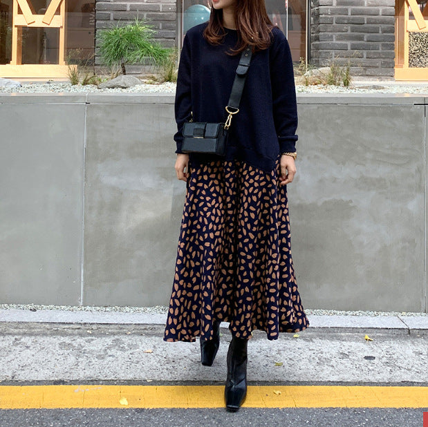 Damen nan lässiges Lagenkleid mit Sweatshirtoberteil und bedrucktem Midirock Echo Archiv