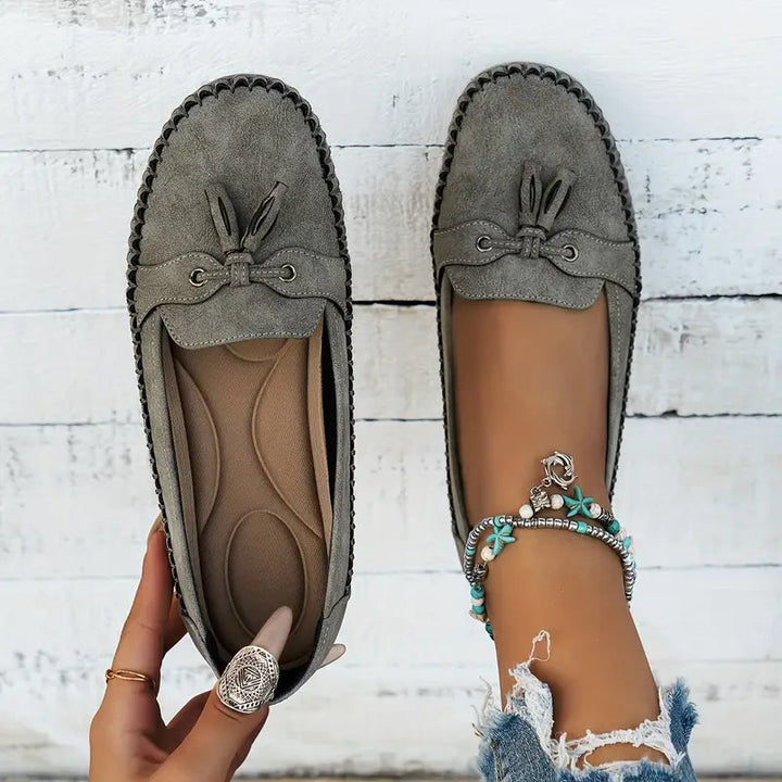Echoarchiv | Klassische Wildleder Slipper mit Quastendetail für Damen