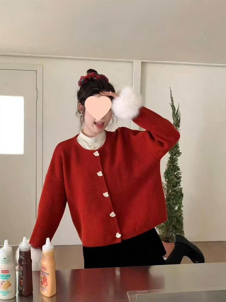 Strickjacke mit Herzknöpfen und flauschigen Ärmeln