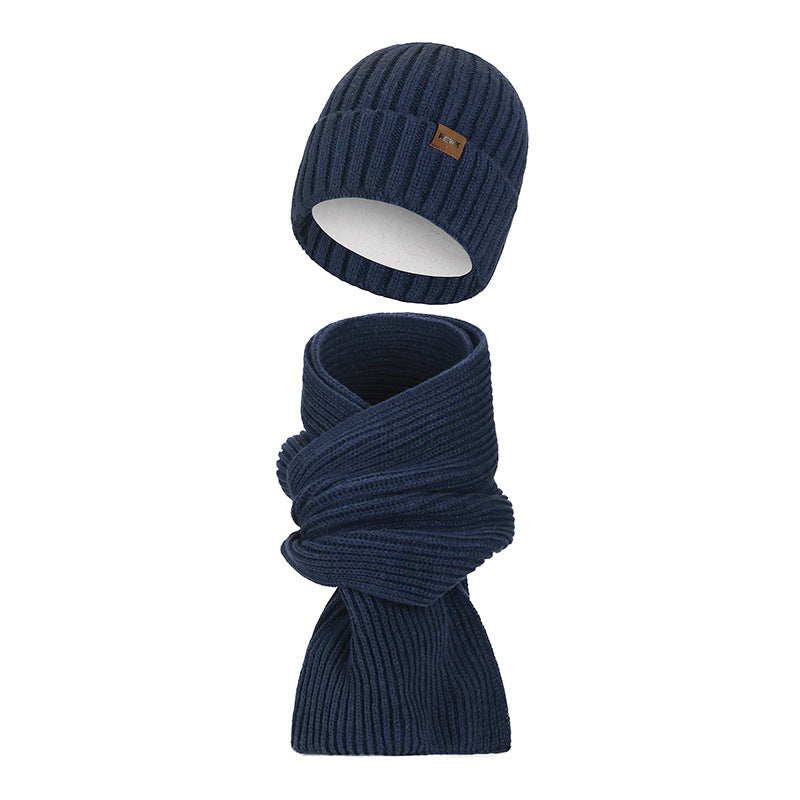 Strickmütze und langer Schal im Set