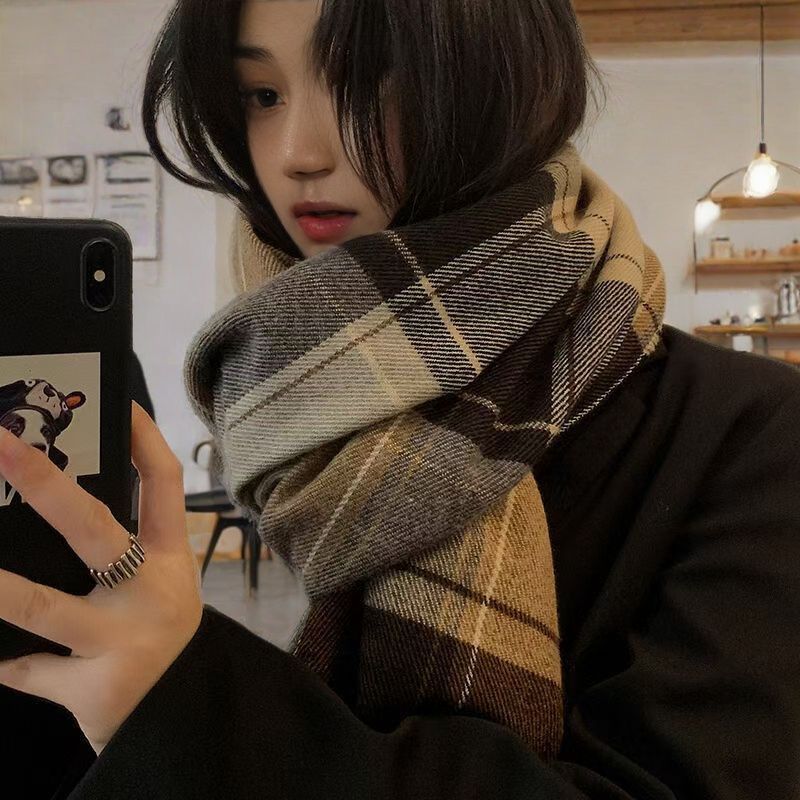 Karierter Winterschal im College-Stil
