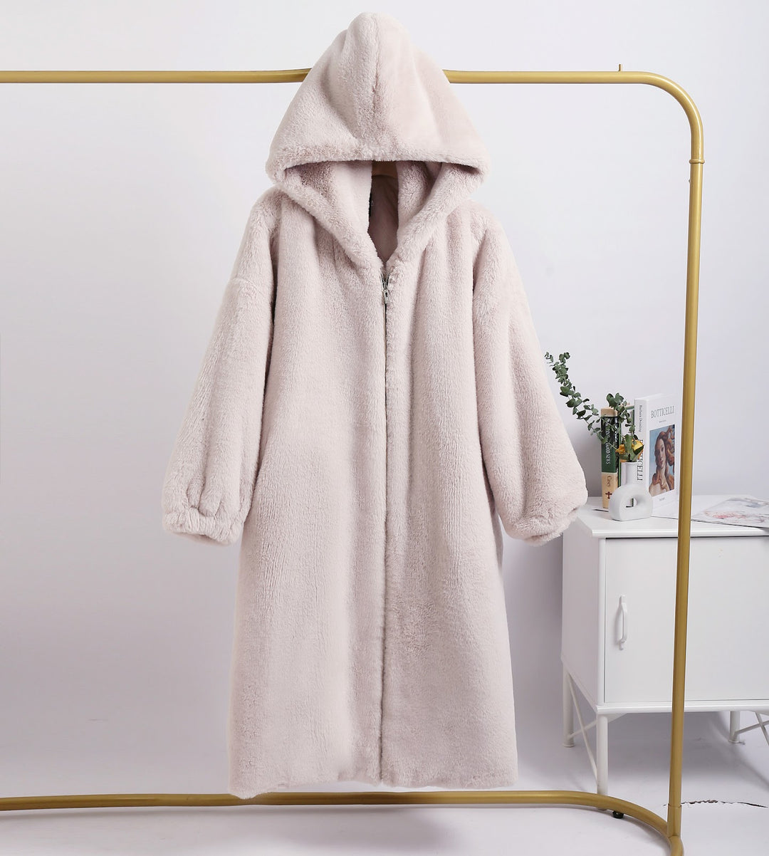 Langer Mantel aus Lammfell-Imitat mit Kapuze