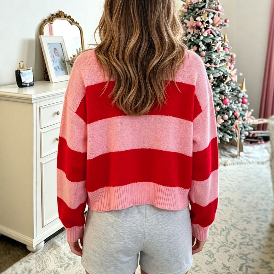 Weihnachtlicher Strickpullover mit Buchstaben-Motiv
