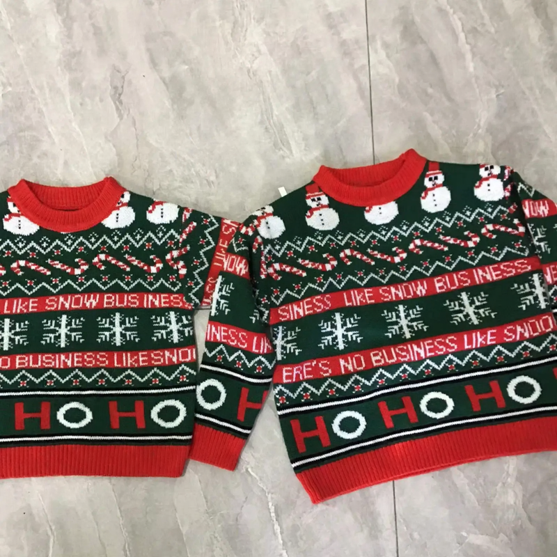 Lockerer Strickpullover mit weihnachtlichem Motiv
