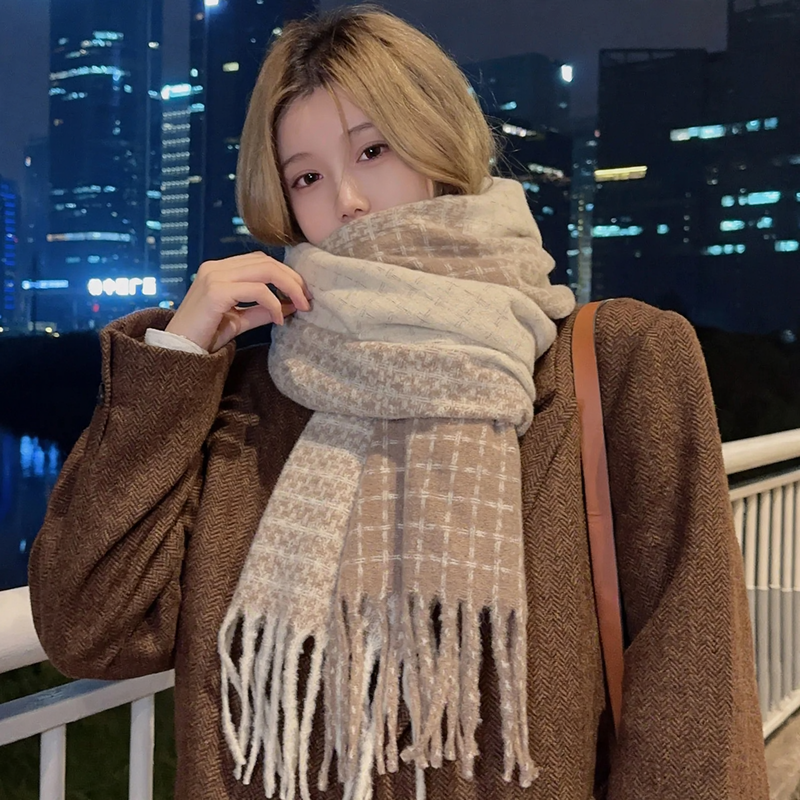 Gestrickter Winterschal mit Bärenmotiv