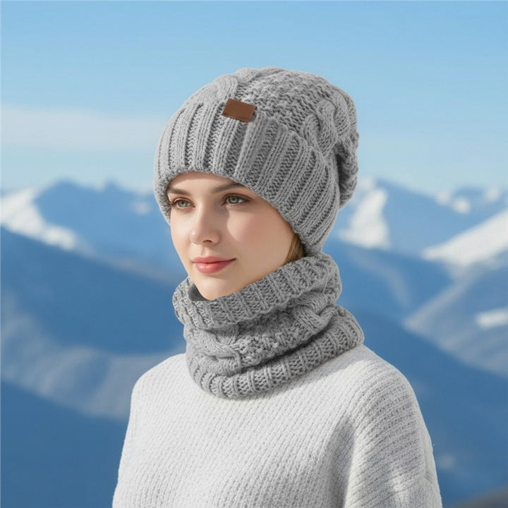 Strickmützen- und Schal-Set mit Ohrenschutz