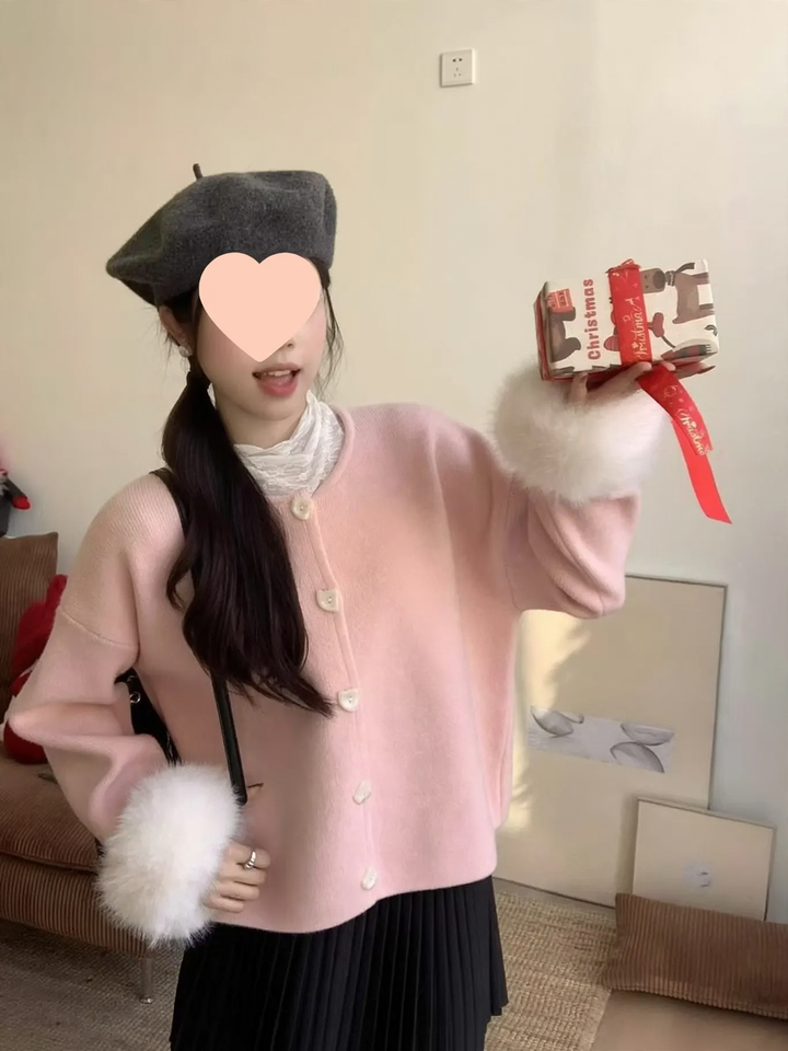 Strickjacke mit Herzknöpfen und flauschigen Ärmeln