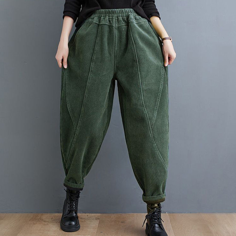 Gefütterte Cord-Karottenhose mit elastischem Bund