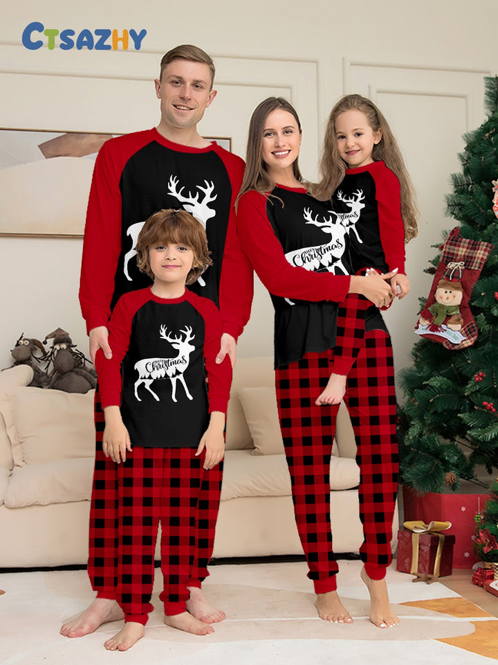 Weihnachtliches Familien-Pyjama-Set, Hirsch- und Karomuster