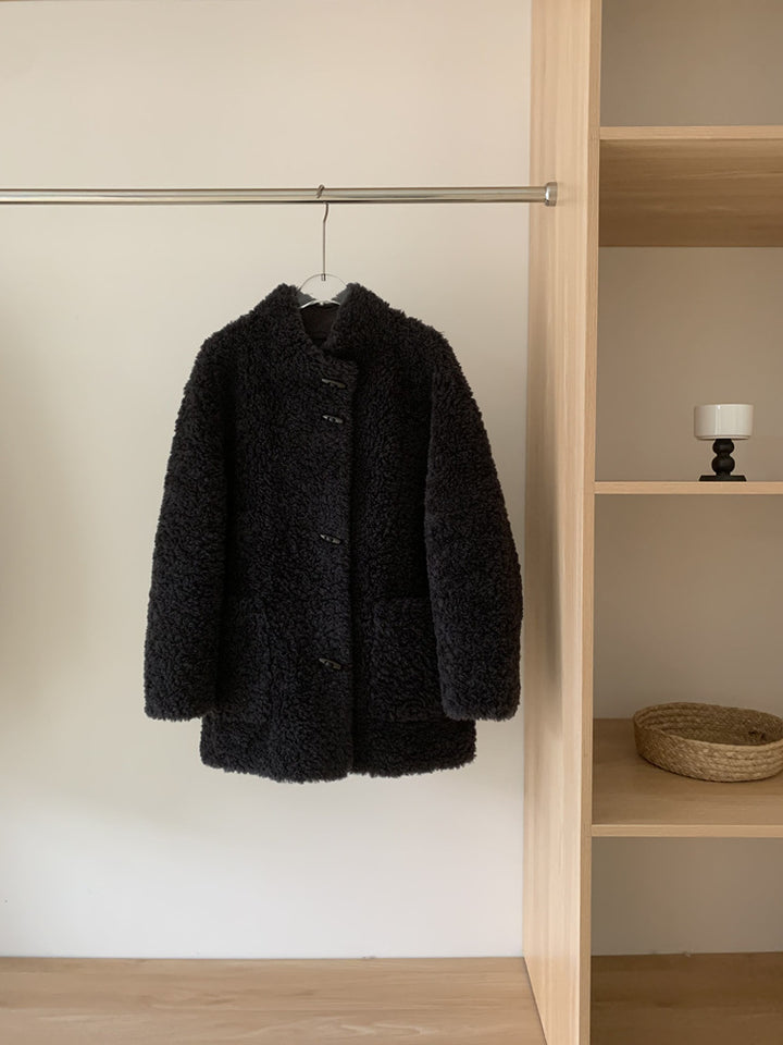 Lammfellmantel mit Knebelknöpfen, mittellang