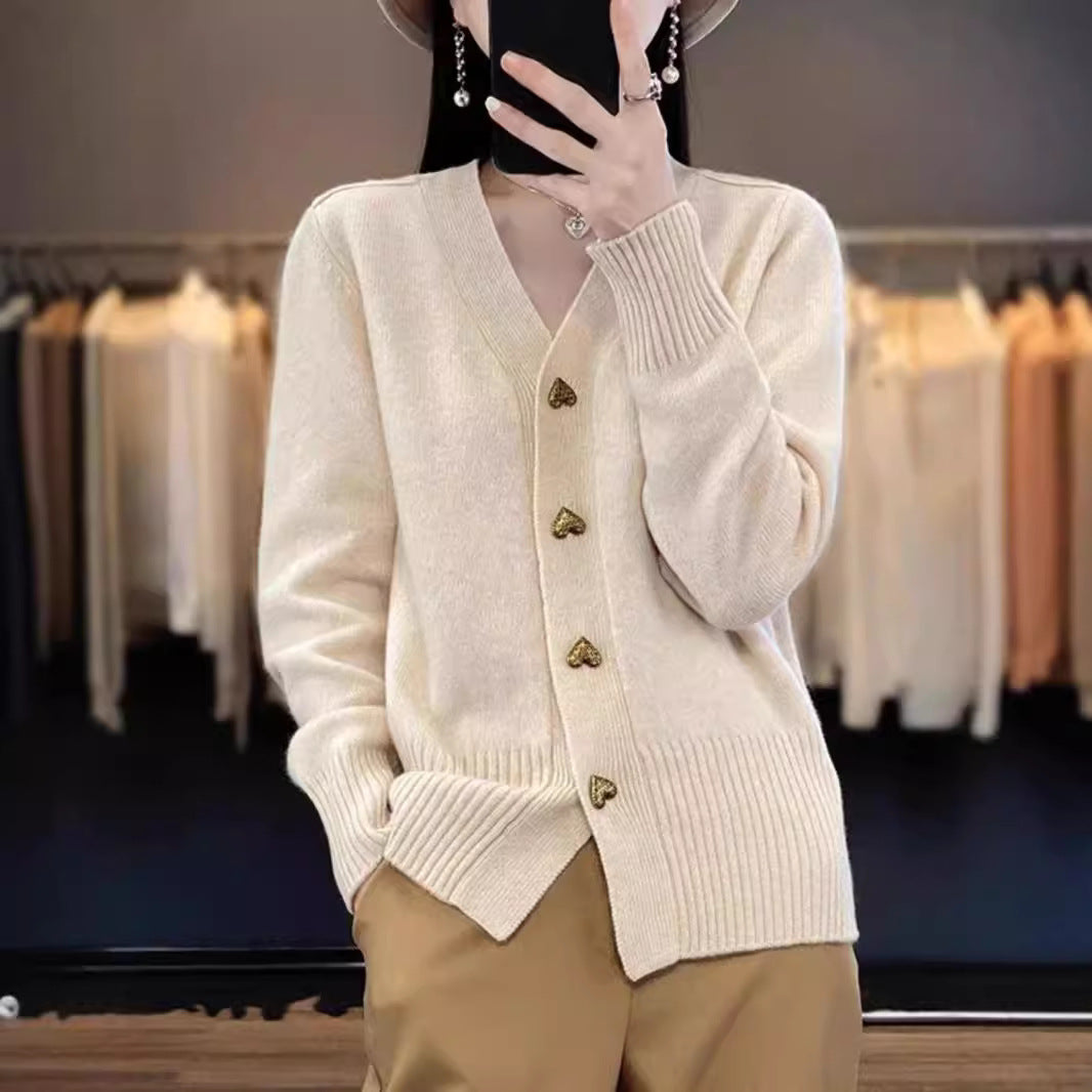 Damen-Strickjacke mit V-Ausschnitt und Herzknöpfen