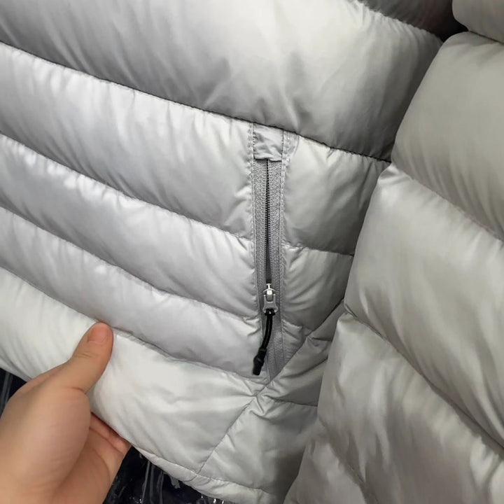 Kurze Damen-Daunenjacke mit Kapuze