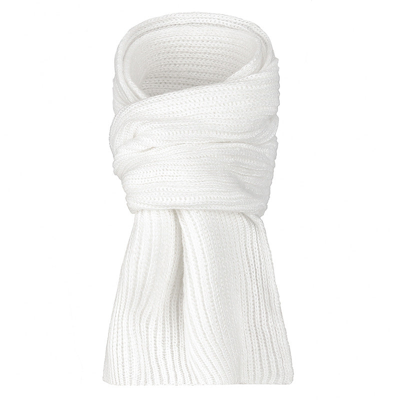 Strickmütze und langer Schal im Set