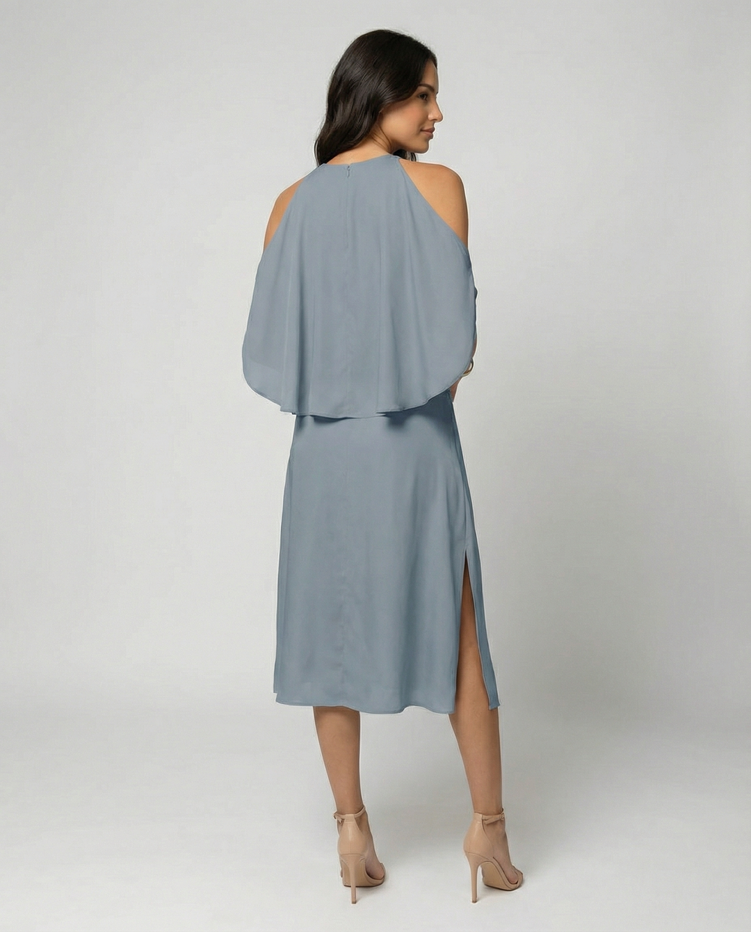 Elegantes Kleid mit modischen Schulterausschnitten.