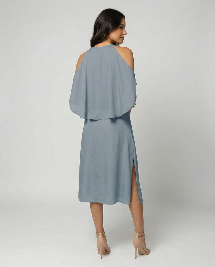 Elegantes Kleid mit modischen Schulterausschnitten.
