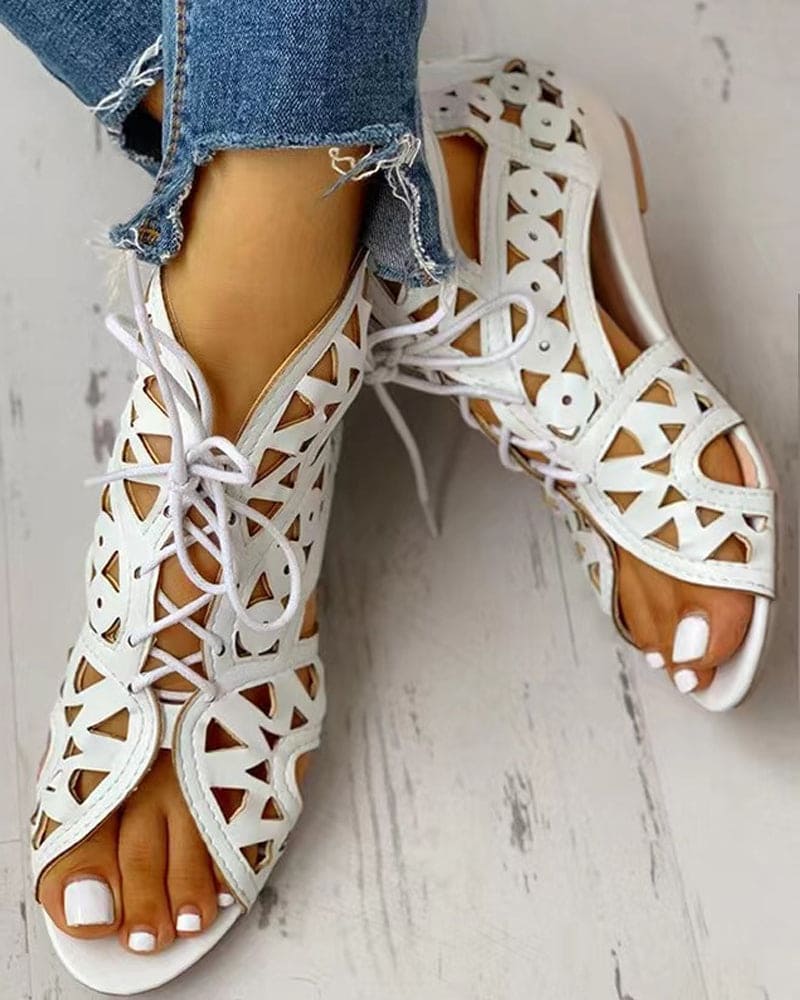 Echoarchiv | Flache Sandalen Im Ethnischen Stil mit Aussparung
