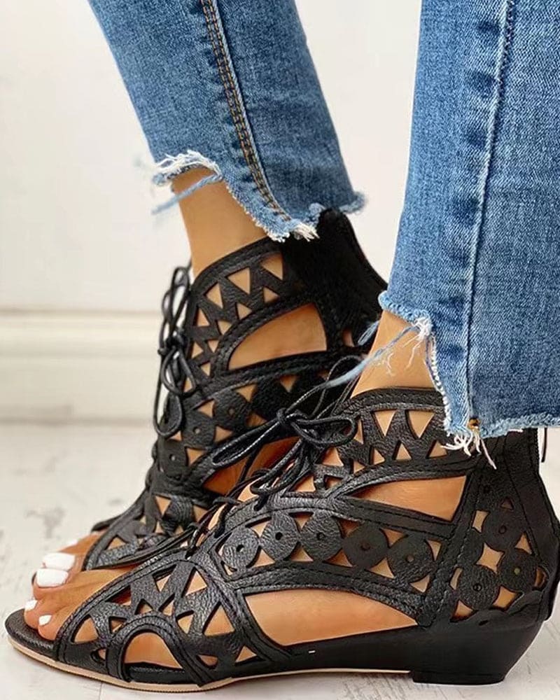 Echoarchiv | Flache Sandalen Im Ethnischen Stil mit Aussparung