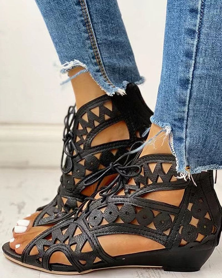 Echoarchiv | Flache Sandalen Im Ethnischen Stil mit Aussparung