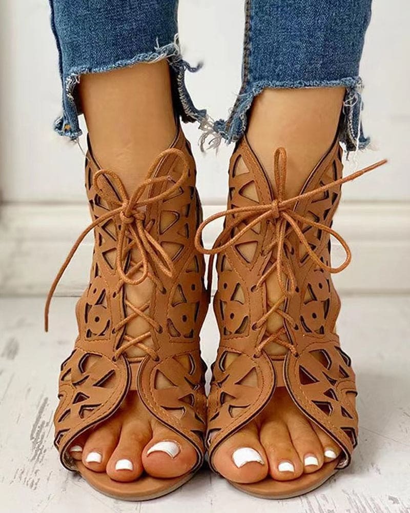 Echoarchiv | Flache Sandalen Im Ethnischen Stil mit Aussparung
