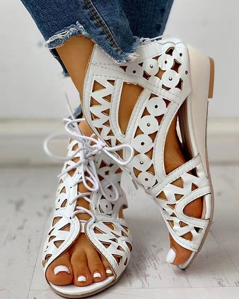 Echoarchiv | Flache Sandalen Im Ethnischen Stil mit Aussparung
