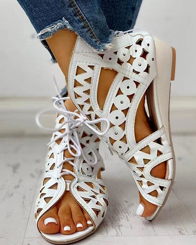 Echoarchiv | Flache Sandalen Im Ethnischen Stil mit Aussparung