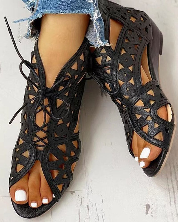 Echoarchiv | Flache Sandalen Im Ethnischen Stil mit Aussparung