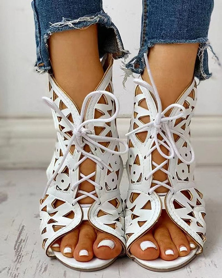 Echoarchiv | Flache Sandalen Im Ethnischen Stil mit Aussparung