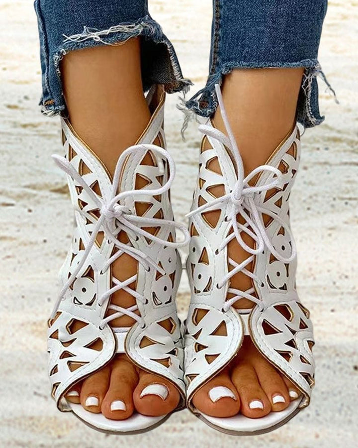 Echoarchiv | Flache Sandalen Im Ethnischen Stil mit Aussparung