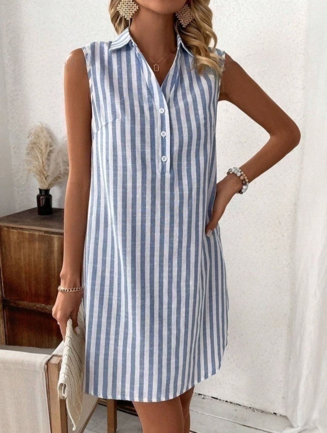 Echoarchiv | Ärmelloses Hemdkleid mit V-Ausschnitt und Knöpfen