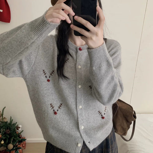 Weihnachtlicher Strickpullover mit Rentier-Stickerei