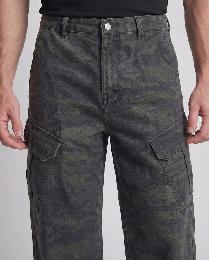 Herren Locker fallende Camouflage‑Cargo‑Palazzo‑Hose mit extra weitem Bein und Mehrfachpattentaschen Echo Archiv