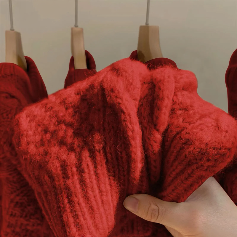 Grober Strickpullover mit Zopfmuster